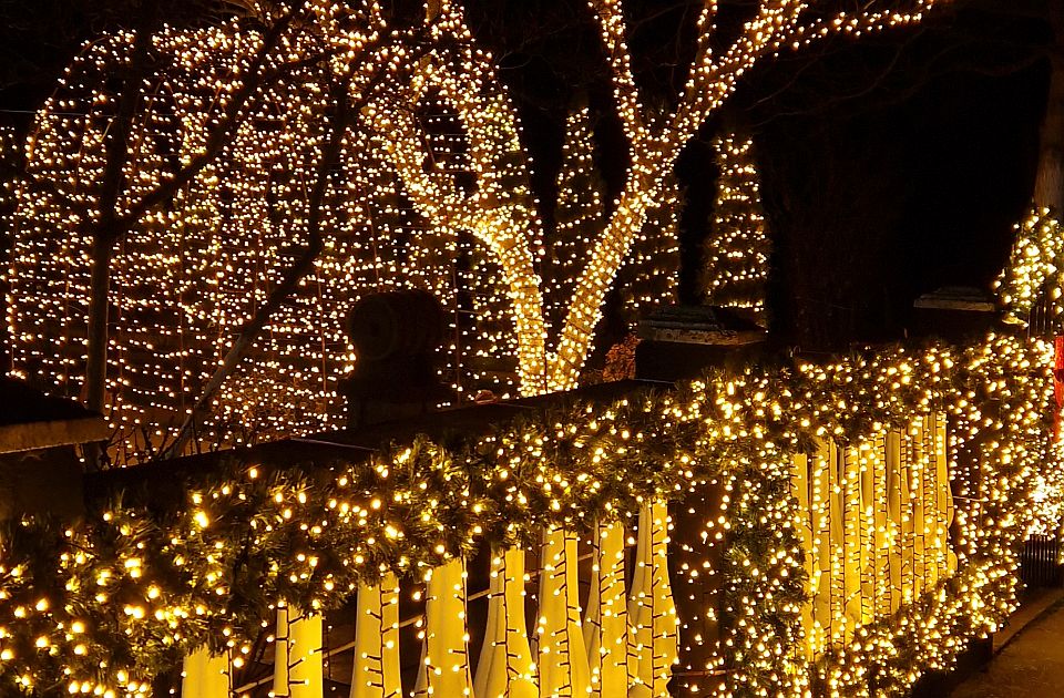 FOTO, VIDEO: Novosadski student za praznike ukrasio kuću sa preko 60.000 lampica 