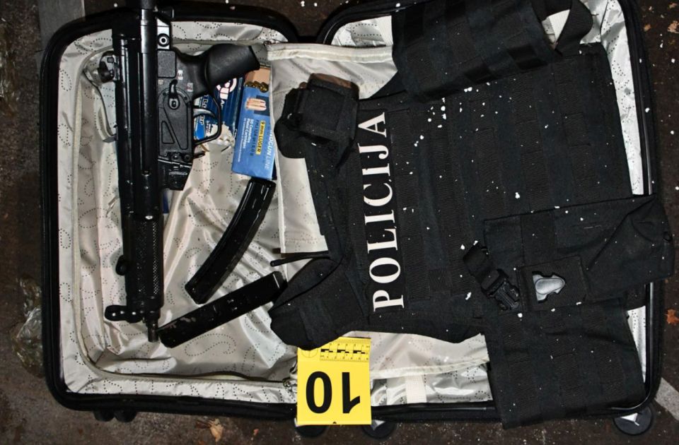 FOTO: Uhapšen zbog arsenala oružja - imao snajpere, uzi, pancire, lažnu legitimaciju MUP-a, lisice...