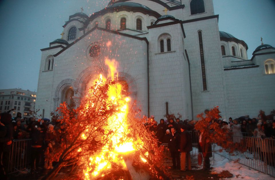 Ispred Hrama Svetog Save tradicionalno paljenje badnjaka