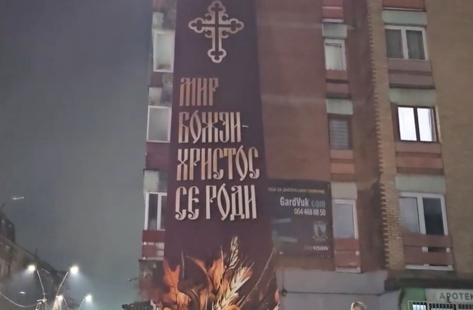 VIDEO Postavljen transparent 