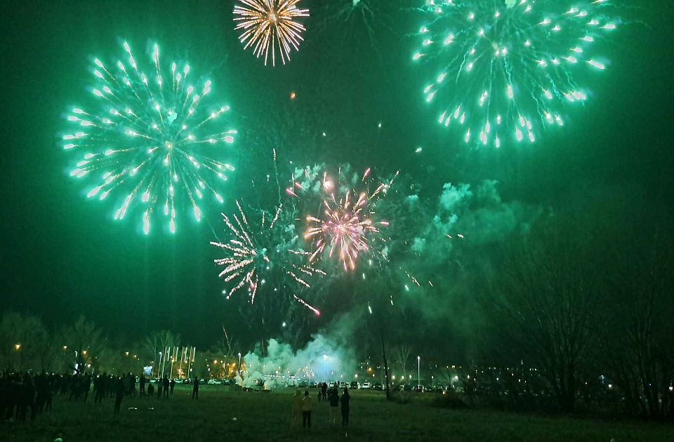 VIDEO Širom Novog Sada obeležava se Badnje veče: Paljenje badnjaka i vatromet