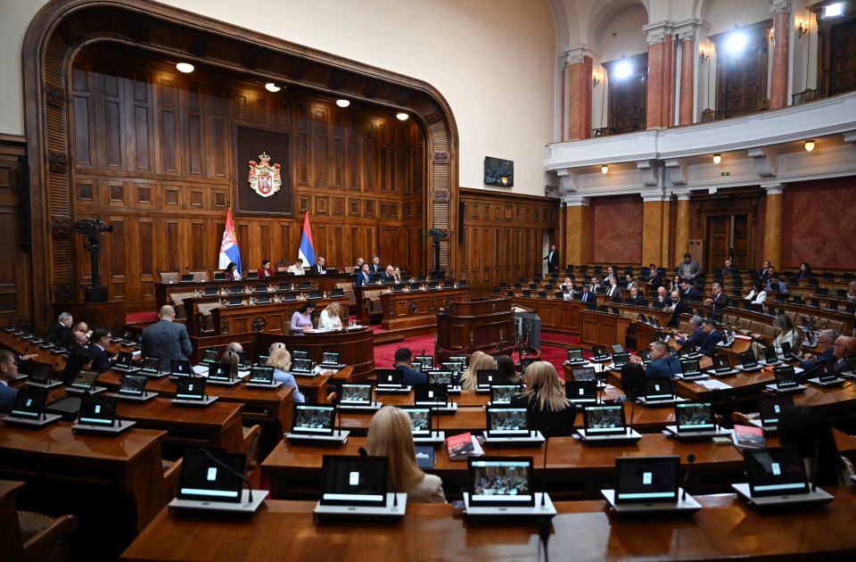 Opozicioni poslanici: Srbija se zadužuje za još pola milijarde evra Opozicioni poslanici: Srbija se zadužuje za još pola milijarde evra