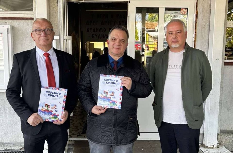 Ministar predstavio nacionalnu čitanku: "Pokriveno sve što utiče na formiranje nacionalne svesti" Ministar predstavio nacionalnu čitanku: "Pokriveno sve što utiče na formiranje nacionalne svesti"