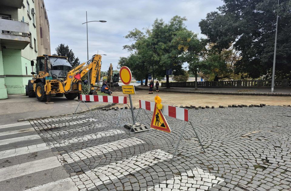 Kaldrma izvađena kod Varadinskog mosta biće ponovo iskorišćena Kaldrma izvađena kod Varadinskog mosta biće ponovo iskorišćena