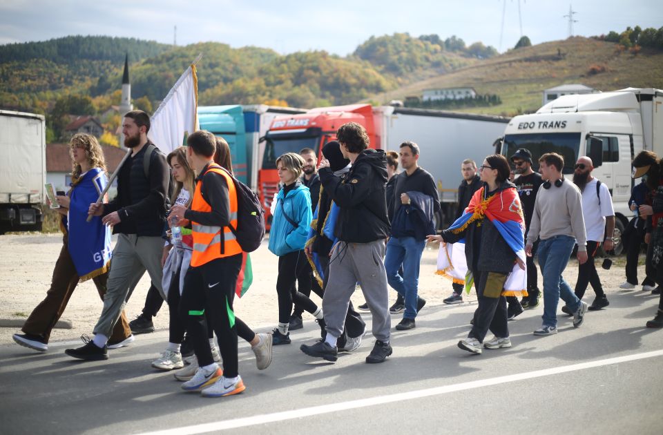 VIDEO: Studenti iz Novog Pazara koji pešače do Novog Sada stigli u Rašku VIDEO: Studenti iz Novog Pazara koji pešače do Novog Sada stigli u Rašku