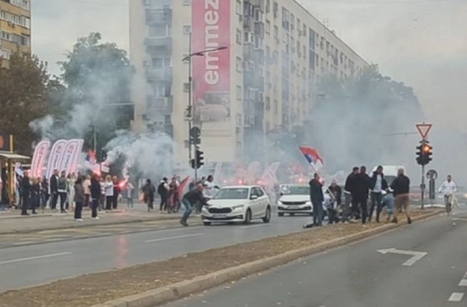 VIDEO: Incidenti ispred štandova SNS-a kod Lutrije, građani prijavljuju dim od pirotehnike