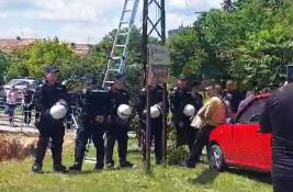 VIDEO: U selu kod Kovačice policija u opremi sprečava da se poprave kablovi kablovskog operatora