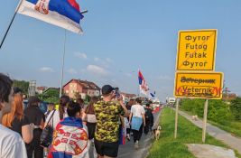 Stanovnici Veternika nakon današnje blokade kružnog toka idu u protestnu šetnju