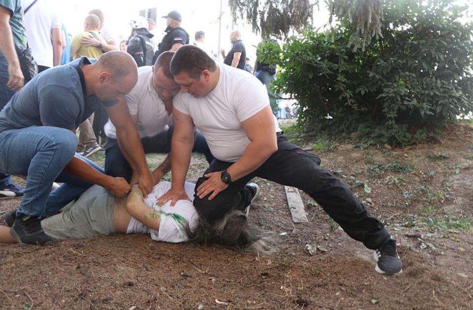 Odbačena prijava protiv Novosađanina kojem je obezbeđenje klečalo na vratu