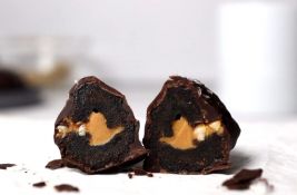 VIDEO: Urme sa kikiriki puterom i čokoladom - ne može jednostavnije