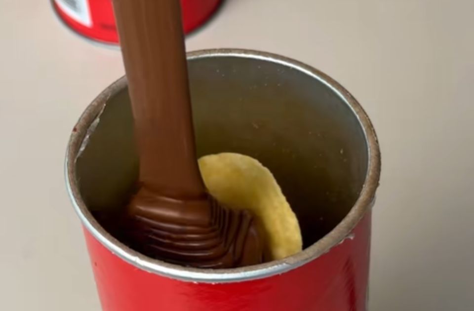 VIDEO: Šta se dobije kada se čokolada ulije u tubu čipsa - rezultat je potpuno lud