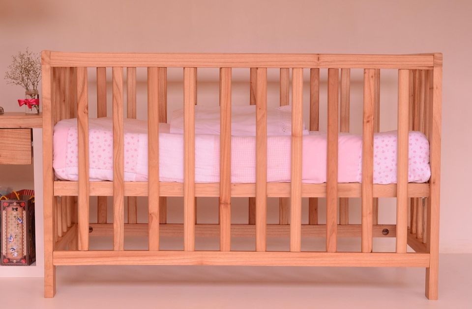 Koje predmete ne bi trebalo stavljati u dečiji krevetac zbog opasnosti od gušenja