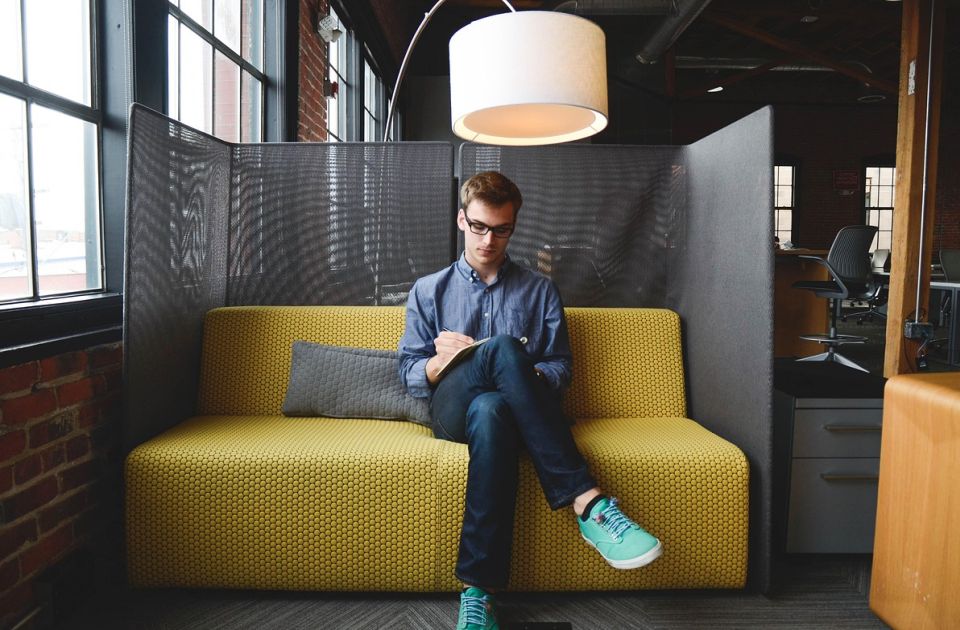 Da li je sedenje prekrštenih nogu zapravo loše za vas?