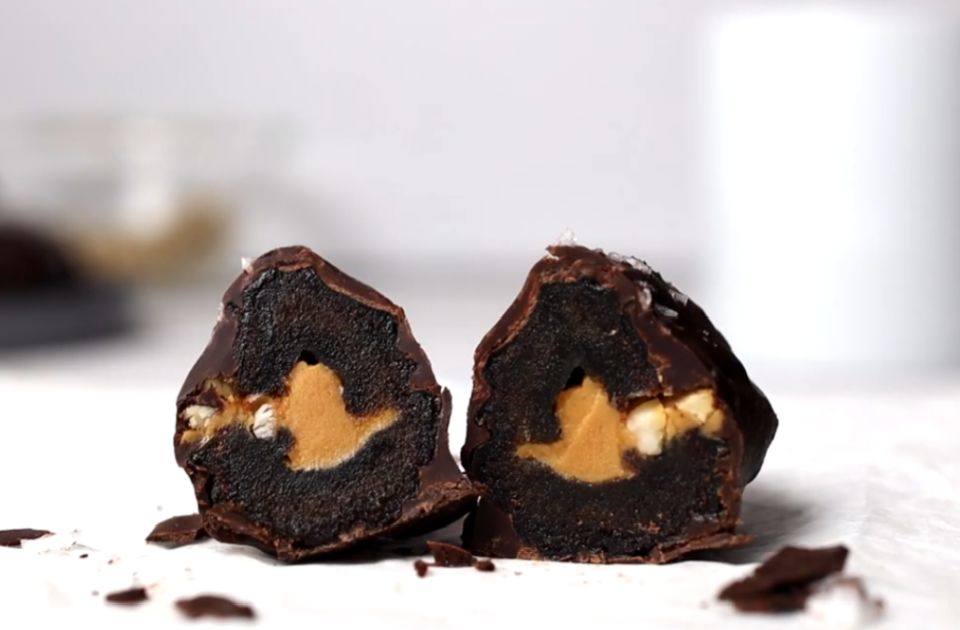 VIDEO: Urme sa kikiriki puterom i čokoladom - ne može jednostavnije