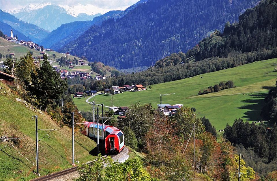 Rekorder: Najduži putnički voz na svetu prošao 25 kilometara kroz švajcarske Alpe