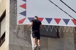 VIDEO Protest građana ispred Palate Albanije, otkačili polovinu bilborda koji ugrožava ptice