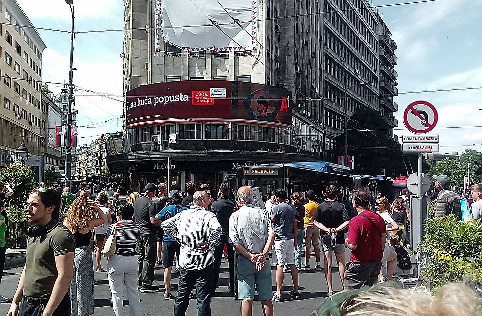 Vučić: Alpinisti će skinuti baner, ovo nije zbog ptica, nego im smeta "Srbija pobeđuje"