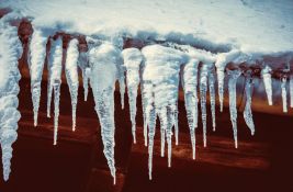 Na tinejdžera na Kamčatki pao led sa krova: Završio u bolnici, pokrenuta istraga