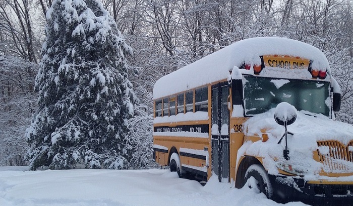 Vozio autobus, na krovu više od 1,5 tone snega