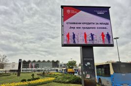 VIDEO Reklama kredita za mlade ispred Železničke stanice u Novom Sadu: 