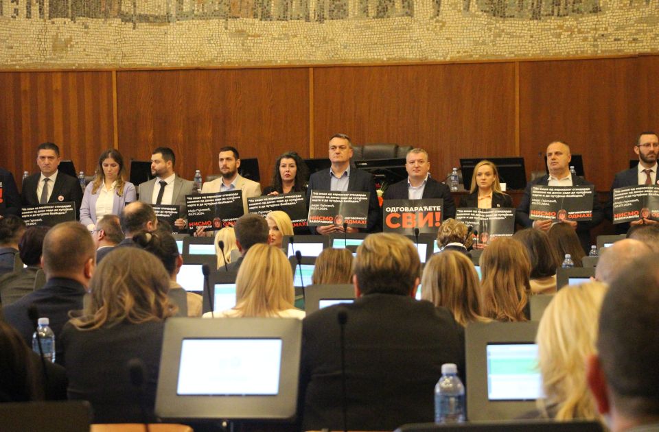 FOTO, VIDEO Održana sednica Skupštine Vojvodine: Protesti, jaja, buka i duge diskusije