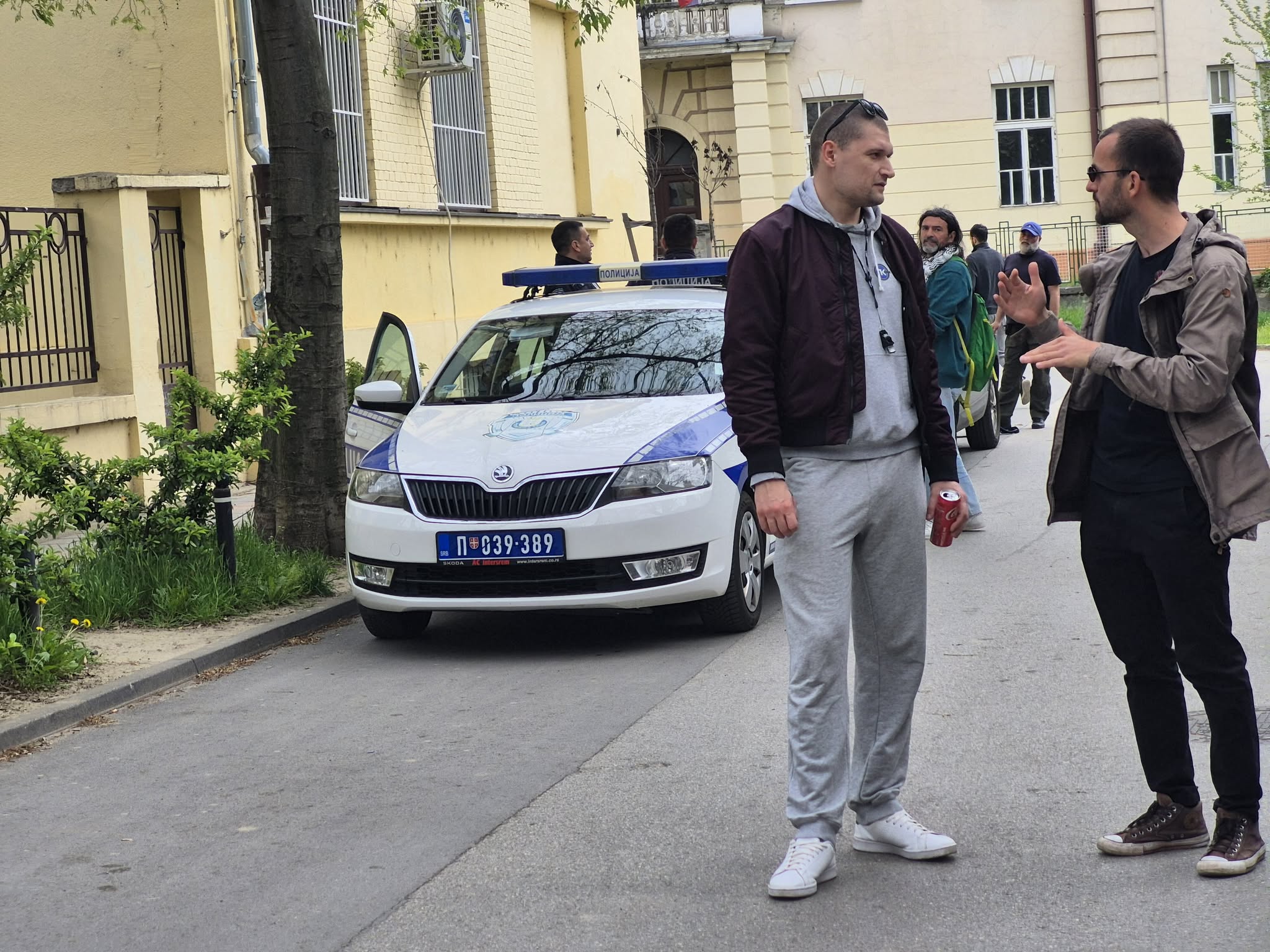VIDEO: Direktor Visoke tehničke škole ispraćen iz blokirane ustanove, nakon što je zvao policiju