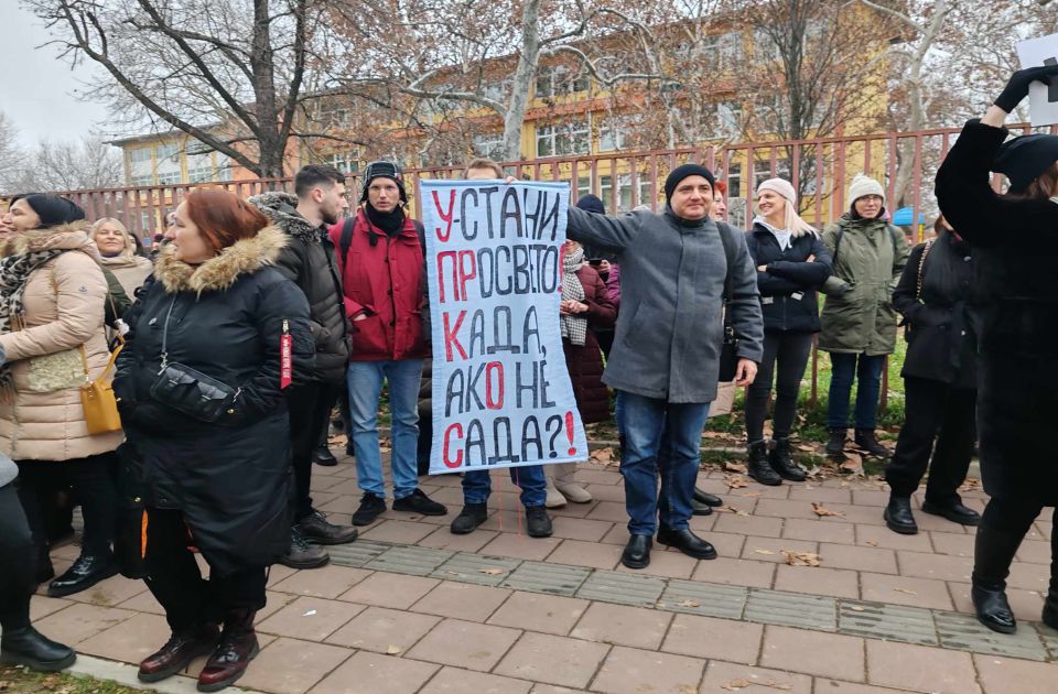 Protest podrške prosvetarima danas ispred resornog ministarstva: Trpe pritiske zbog obustave nastave Protest podrške prosvetarima danas ispred resornog ministarstva: Trpe pritiske zbog obustave nastave