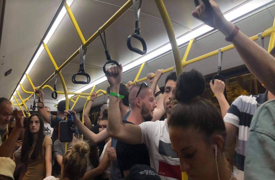 FOTO: Kontroliše se nošenje maski u autobusima, fotografije pokazuju da ima "odmetnika"