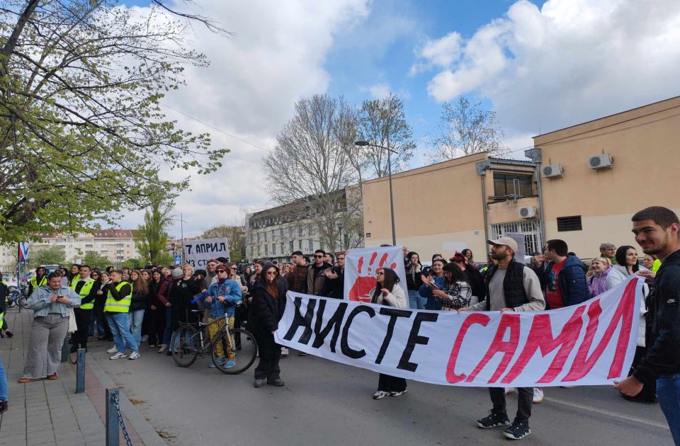 FOTO, VIDEO: Završen skup ispred Zavoda, studenti pozvali na večerašnji "Marš zdravstvenih radnika"