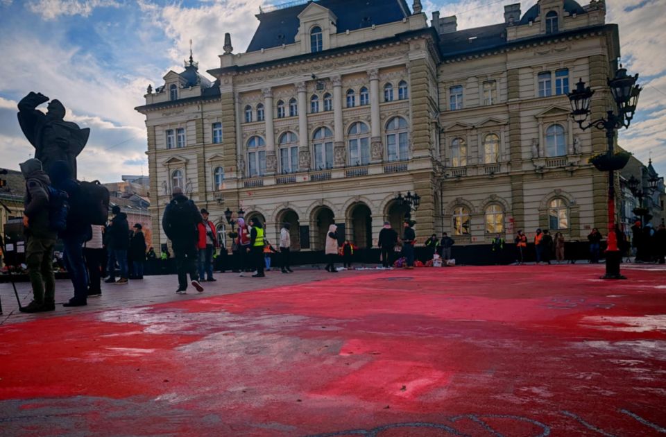 FOTO, VIDEO: Građani u crveno ofarbali Trg slobode u Novom Sadu, pozvani na nove skupove