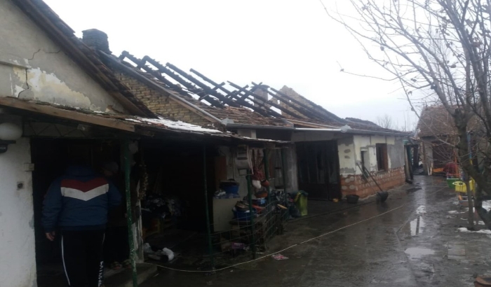 FOTO: Porodici iz Zmajeva požar odneo dom