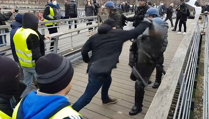 VIDEO: Skupljaju pare za bivšeg boksera koji je tukao policajce na protestu u Parizu