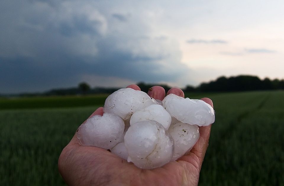 Nevreme u Lebanu i Ivanjici uništilo malinjake i plastenike sa paradajzom, oštećeni i putevi