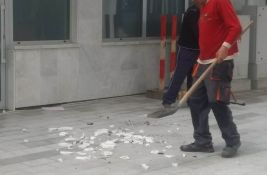 FOTO: Novi problemi na obnovljenoj Železničkoj stanici, oštećena fasada