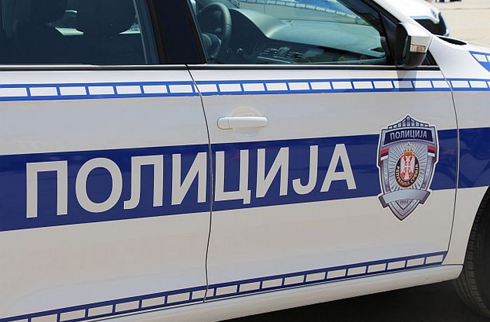 Automobil se prevrnuo u Rumenačkoj ulici, povređen biciklista