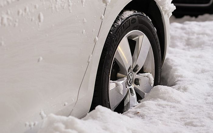 Zimske gume obavezne od sutra ako na kolovozu ima snega, leda ili poledice