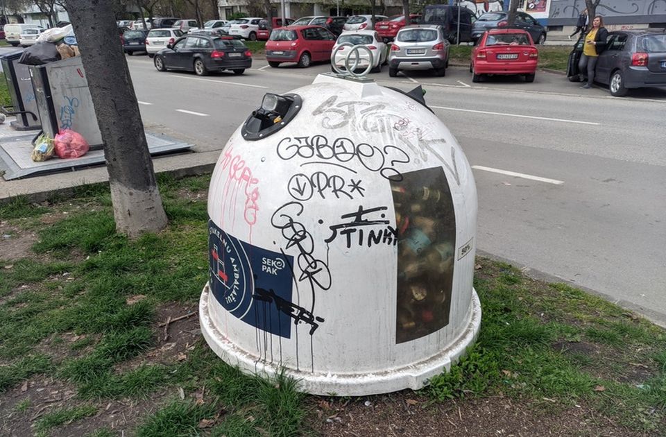 FOTO: Novosadska "zvona" za staklo prepuna, "Čistoća" kaže da će se češće prazniti