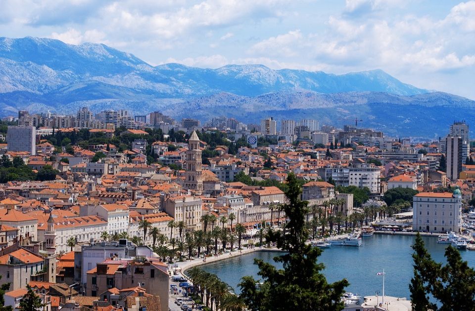 Dva optužna predloga zbog ustaškog pokliča "za dom spremni" u Splitu