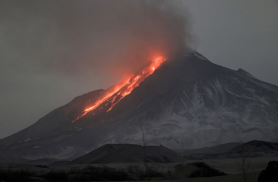 VIDEO: Eruptirao vulkan u Rusiji, oblak pepela se proširio 70 kilometara