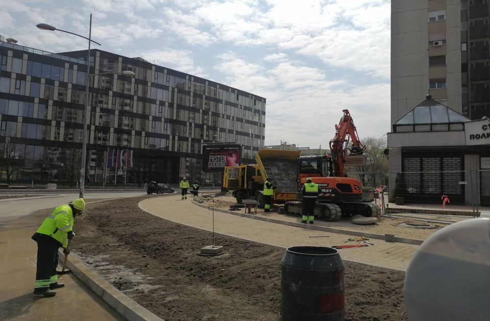 FOTO: Postavlja se završni sloj asfalta na budućem turbo kružnom toku kod Spensa