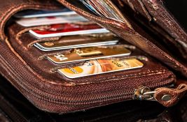 Koliko nas košta kad račune plaćamo karticama na šalterima: Bankomat koji ne liči na bankomat