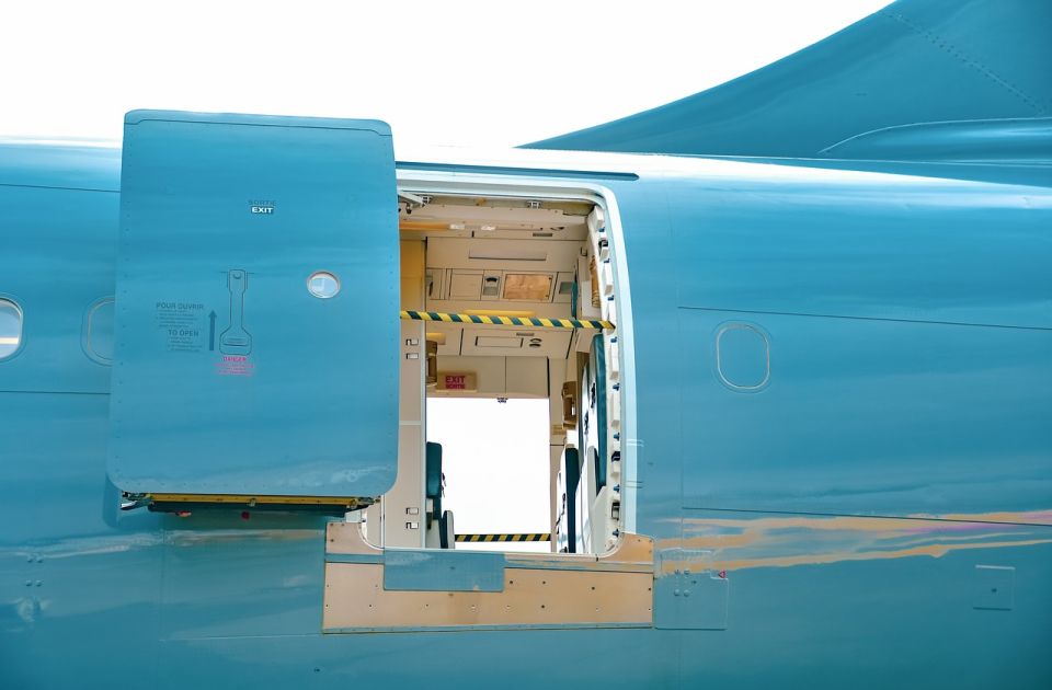 Putnik otvorio vrata aviona tokom pripreme za poletanje 
