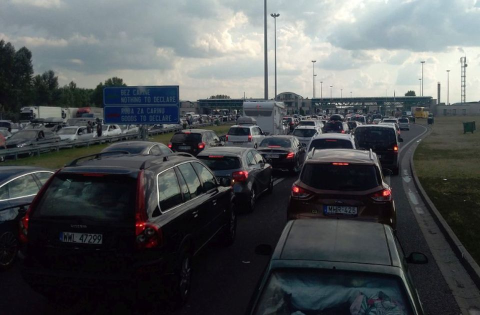 Gužve na granici: Automobili čekaju i do sat vremena da izađu iz Srbije