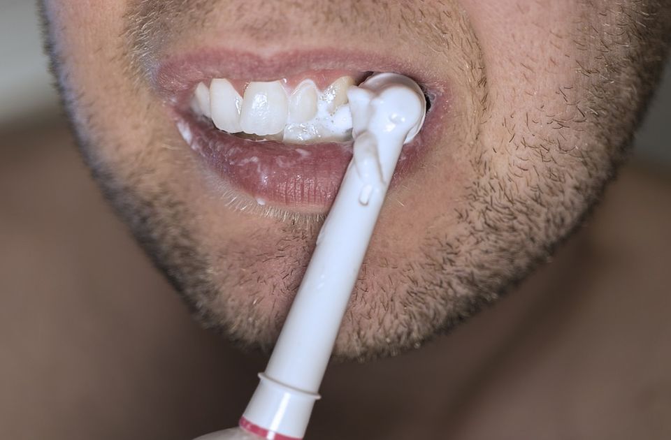 Jedan simptom demencije možete da prepoznate dok perete zube