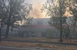 FOTO, VIDEO: Gori magacin kurirske službe u Industrijskoj zoni u Novom Sadu