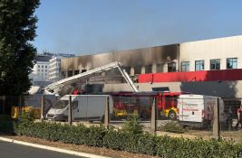 FOTO, VIDEO: Gori magacin kurirske službe u Industrijskoj zoni u Novom Sadu, dve osobe povređene