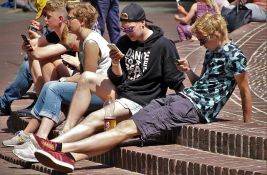 Od septembra zabranjeni mobilni telefoni u francuskim srednjim školama