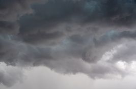VIDEO Snažno nevreme pogodilo je Italiju: Vetar na pisti prevrtao avione 