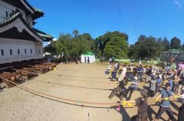 VIDEO: Više od 1.800 ljudi u Japanu pomoću užadi i valjaka pomeraju zamak od 360 tona