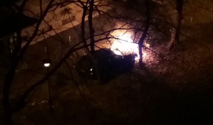FOTO: Izgoreo deo džipa u Maksima Gorkog